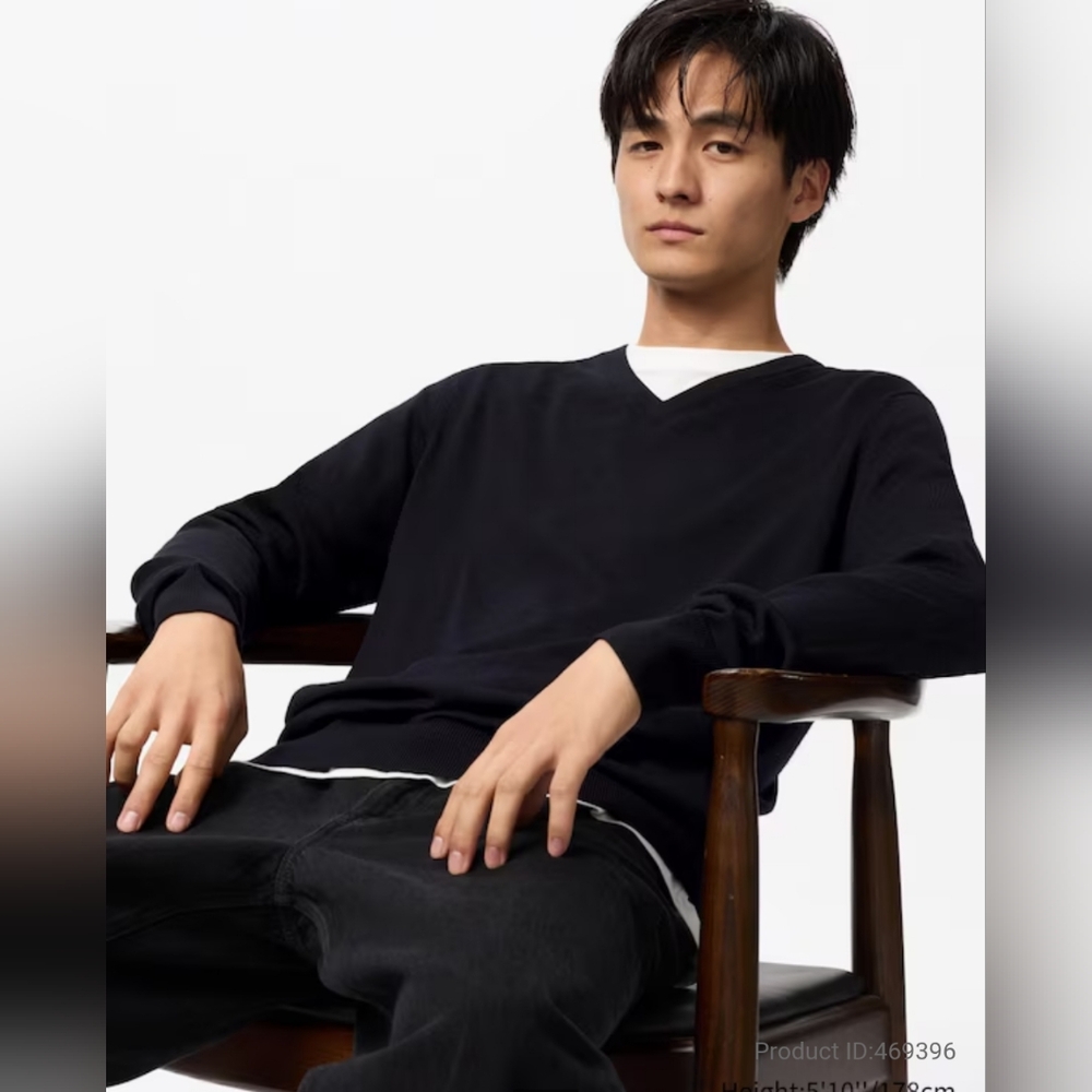 Uniqlo Black V-Neck Washable Merino Wool Sweater Timeless Comfort Size S